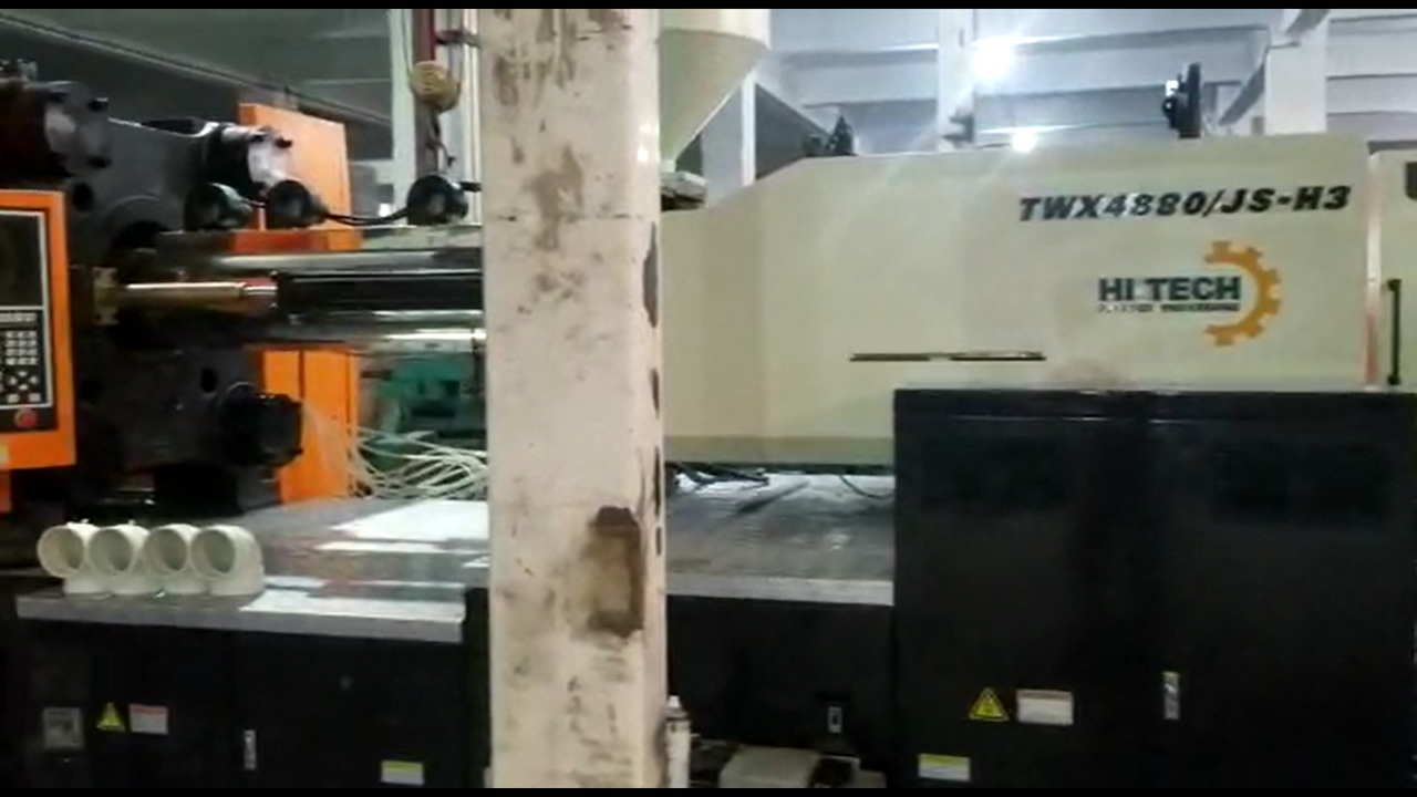 模具结构和工艺知识，是每个模具工程师绕不开的基本功。从设计源头到车间落地，任何一个环节的疏忽都会直接反映在试模和量产的成本上。以注塑模为例，分型面的选择不仅决定飞边方向，更直接影响排气槽的布置和后期抛光难度。实战中，我们常遇到因分型面设计过低导致型腔压力集中，进而引发局部塌陷的情况，这时就需要重新计算锁模力与投影面积的比值，通常经验值控制在每平方厘米500至800公斤力，具体还要结合材料流动性修正。